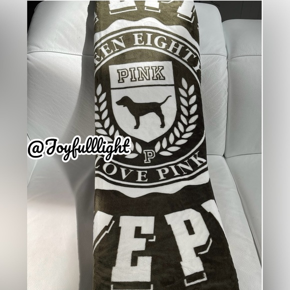 NEW VICTORIA'S SECRET PINK Vintage Green 60" x 72" (bigger size) Sherpa Blanket - Picture 3 of 9